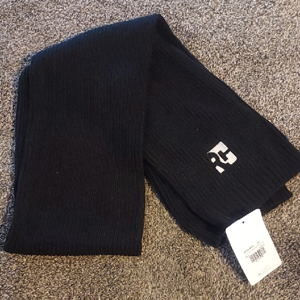 NWT, Roots Black Ribbed Scarf with Logo Tag